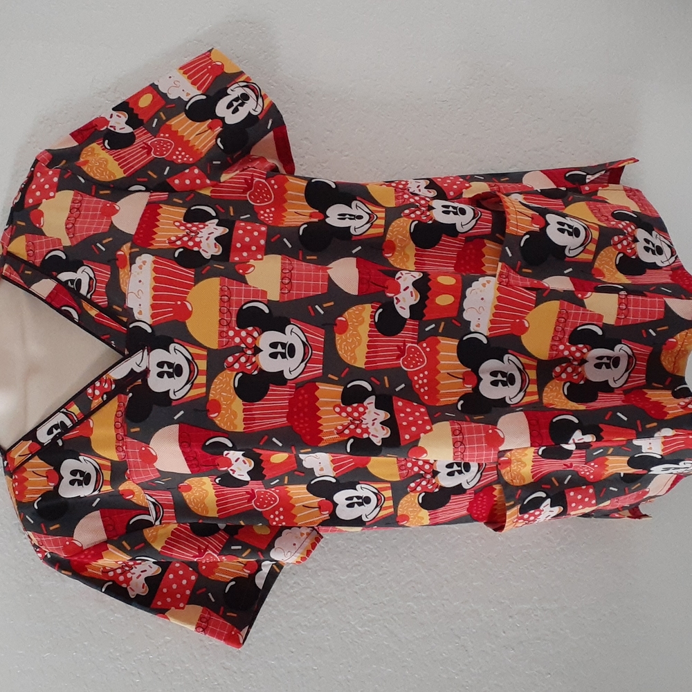 Disney Minnie Mouse scrub top large preowned